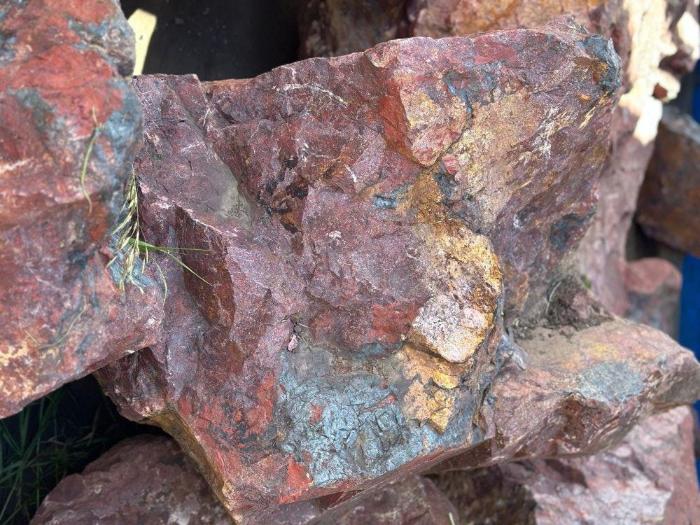 Камни для ландшафтного дизайна красно-фиолетовые 10-60 килограмм купить в Каслях