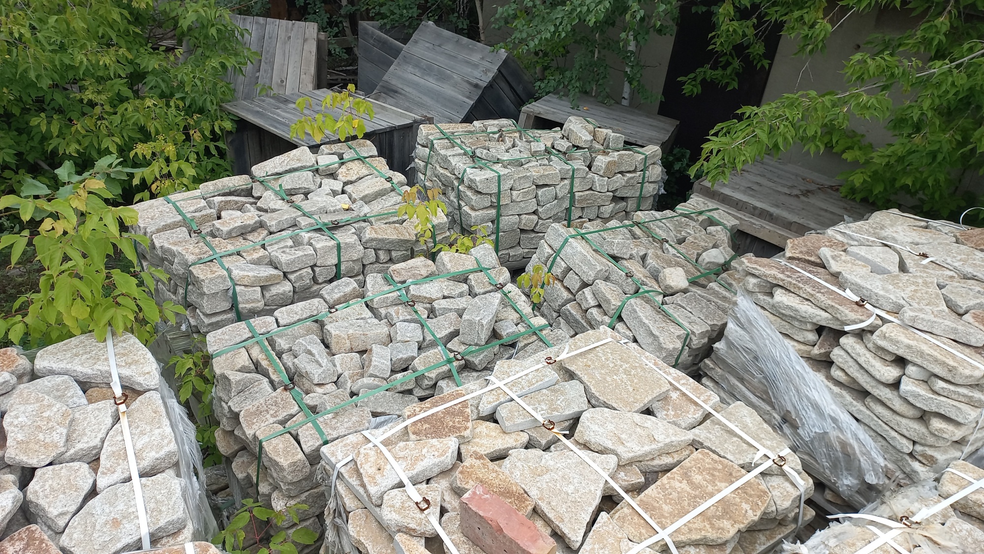 Плитняк галтованный гранитный для ландшафтного дизайна купить в Каслях