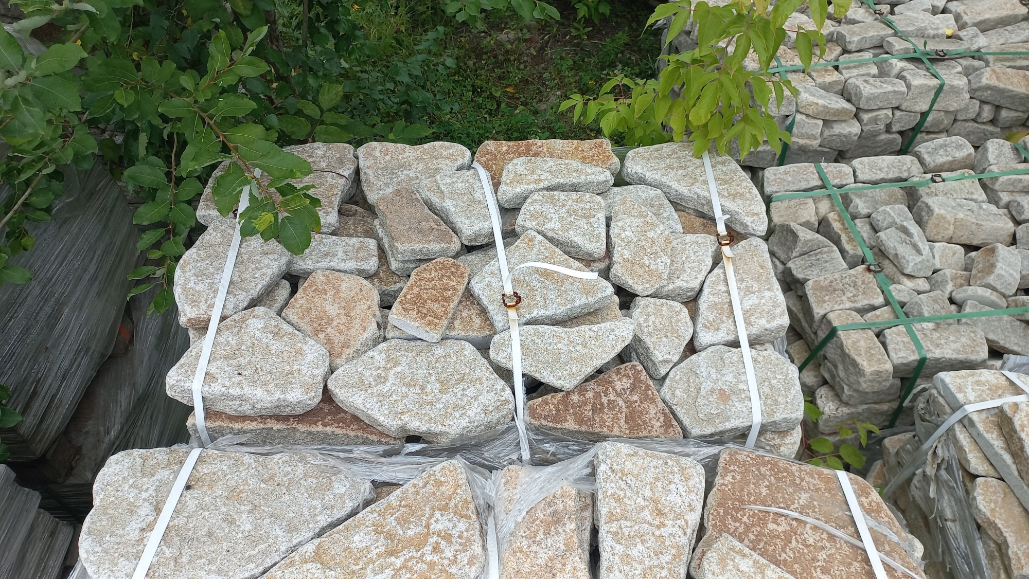 Плитняк галтованный гранитный для ландшафтного дизайна купить в Каслях