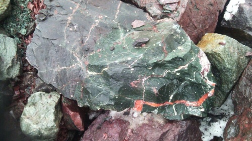 Гигантские зелёные валуны для ландшафтного дизайна весом более 5 тонн купить в Каслях