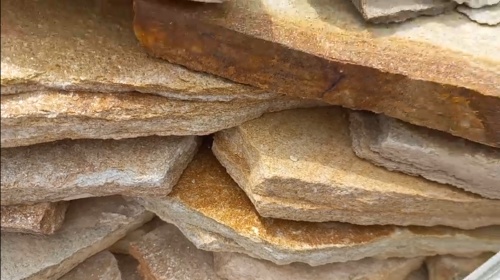 Плитняк златолит жёлтый золотистый для отмостки купить в Каслях