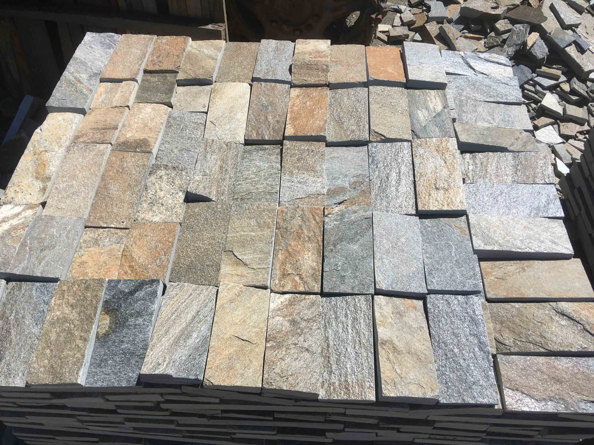 Плитка пилёная златолит Уральский для фасада купить в Каслях