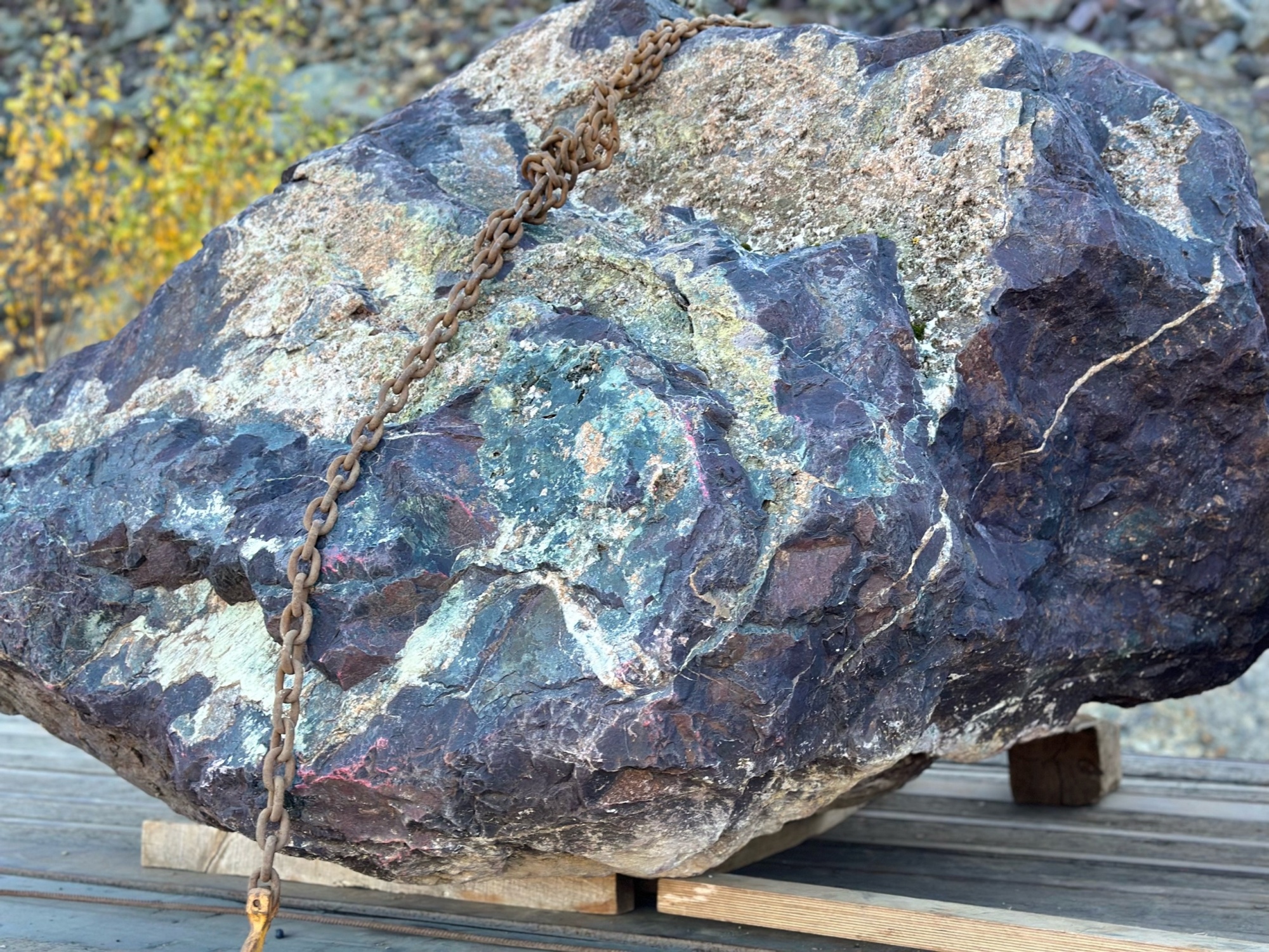 Огромные красно-фиолетовые валуны для ландшафтного дизайна весом более 5 тонн купить в Каслях