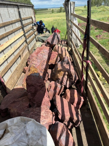 Ландшафтные глыбы красно-фиолетовые 200-1000 килограмм купить в Каслях