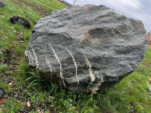 Гигантские зелёные валуны для ландшафтного дизайна весом более 5 тонн купить в Каслях