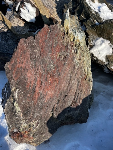 Ландшафтные глыбы красно-фиолетовые 200-1000 килограмм купить в Каслях