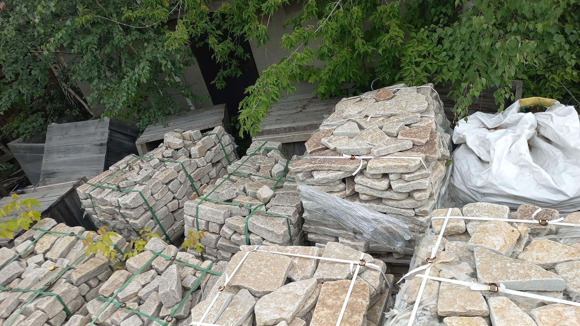 Плитняк гранитный галтованный купить в Каслях