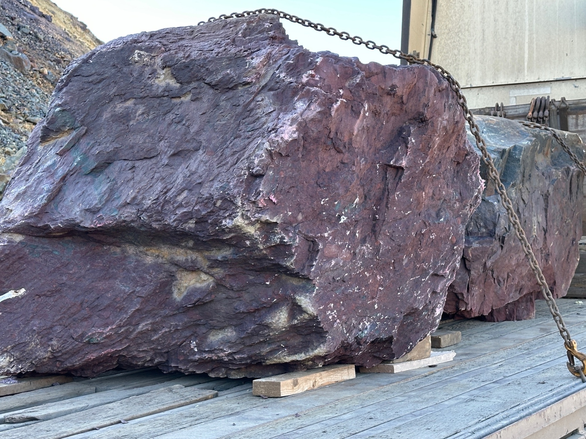 Огромные красно-фиолетовые валуны для ландшафтного дизайна весом более 5 тонн купить в Каслях