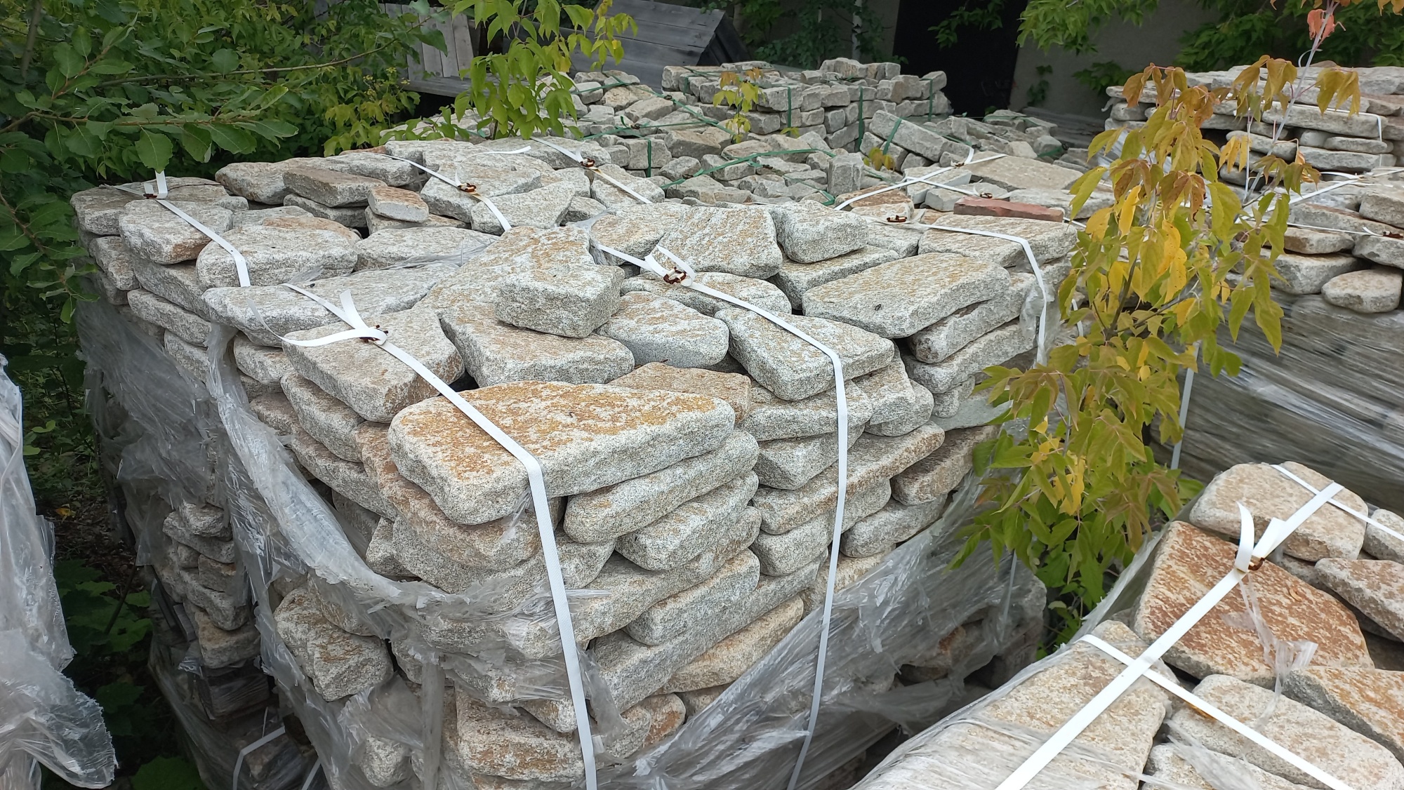 Плитняк галтованный гранитный для ландшафтного дизайна купить в Каслях