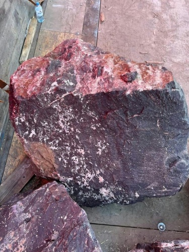 Камни для ландшафтного дизайна красно-фиолетовые 10-60 килограмм купить в Каслях