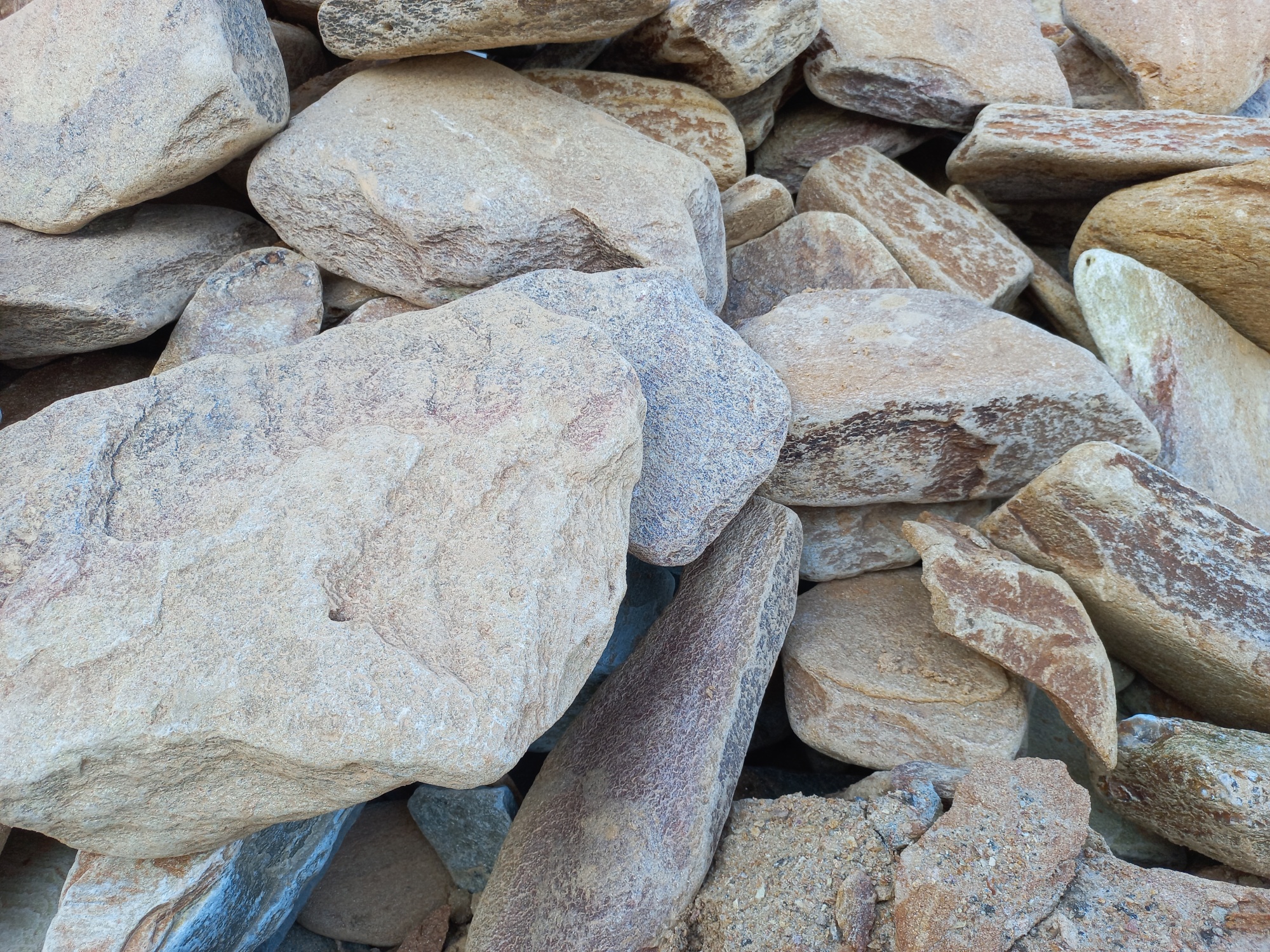 Златолит жёлтый, жёлто-зелёный глыбки и валуны для ланшафтного дизайна купить в Каслях