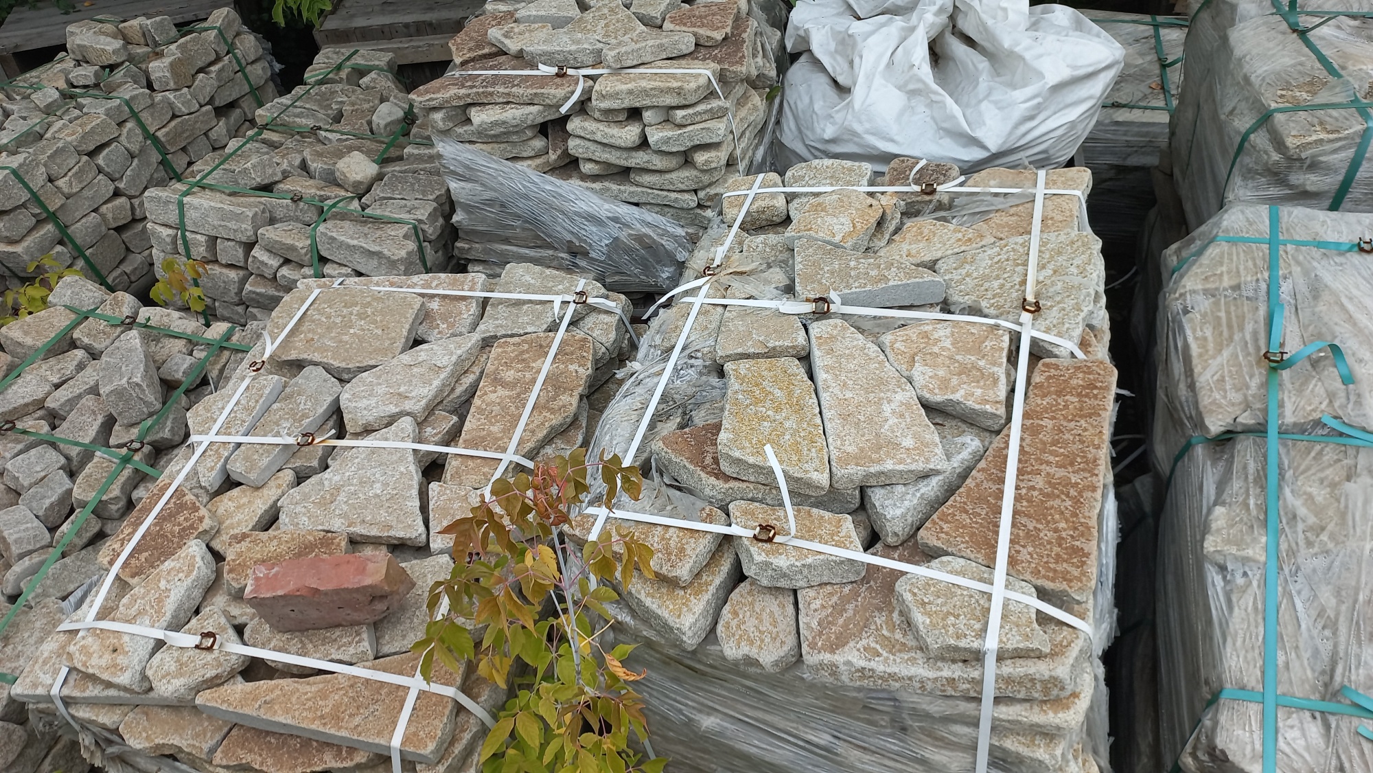 Плитняк гранитный галтованный купить в Каслях