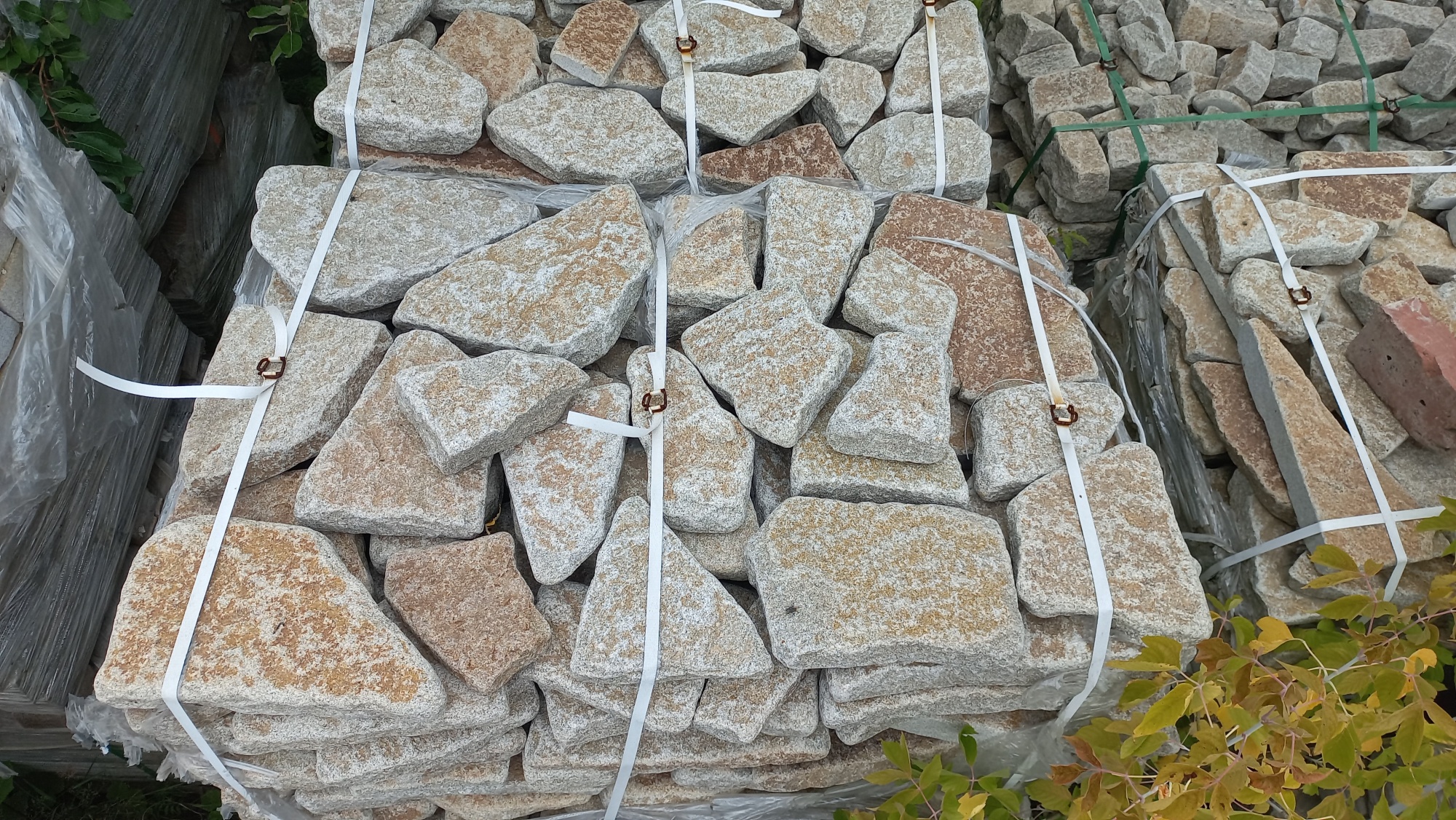 Плитняк галтованный гранитный для ландшафтного дизайна купить в Каслях