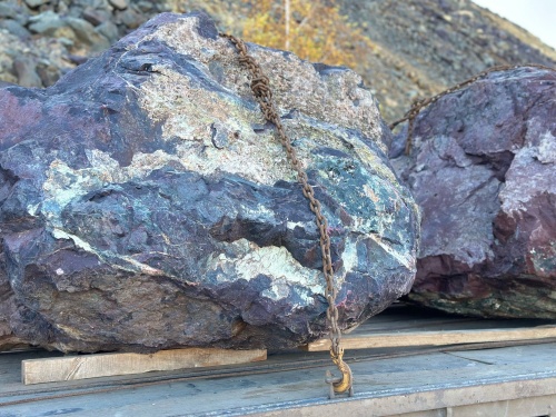 Огромные красно-фиолетовые валуны для ландшафтного дизайна весом более 5 тонн купить в Каслях