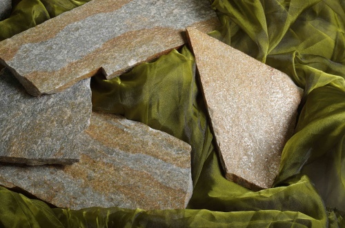 Плитняк златолит Уральский для цоколя, отмостки купить в Каслях