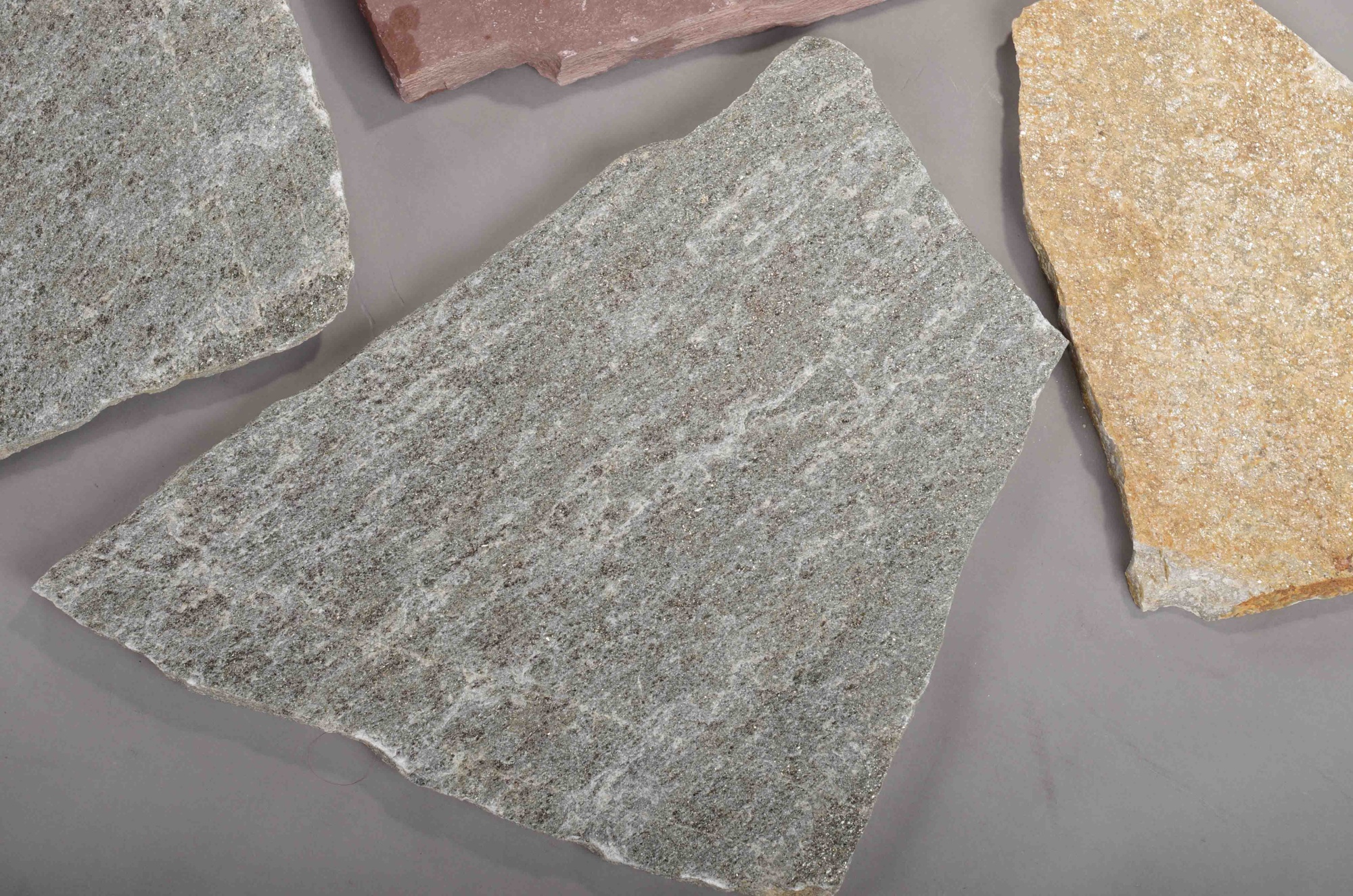 Плитняк златолит Уральский для цоколя, отмостки купить в Каслях